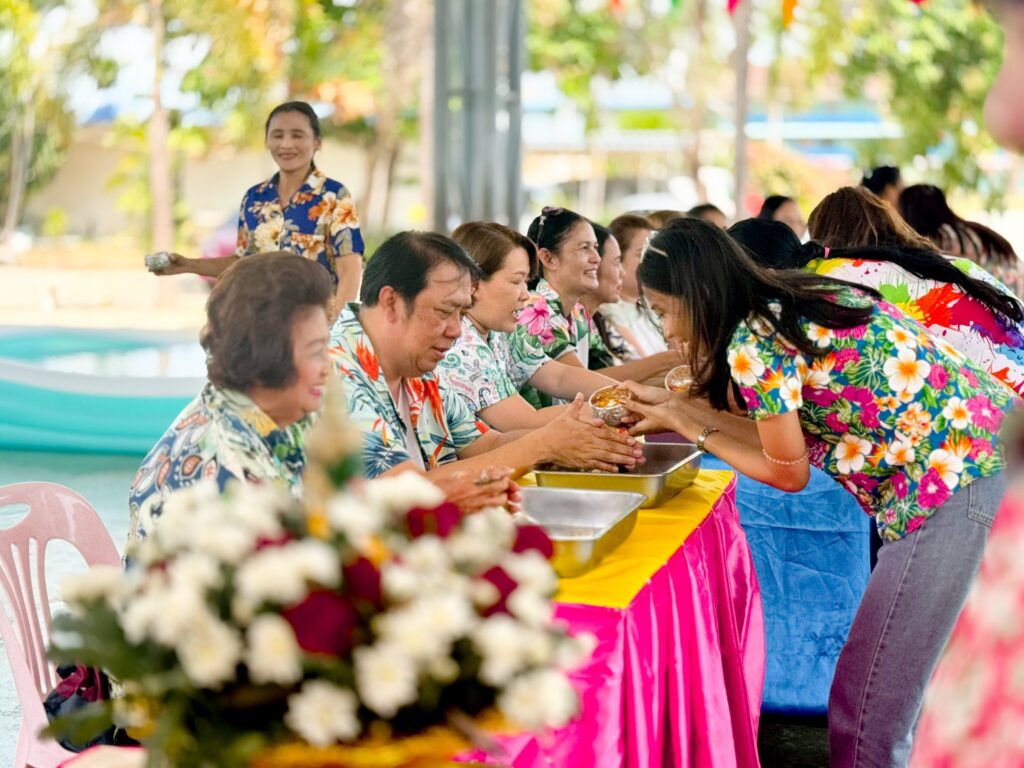 วิทยาลัยเทคโนโลยีพัฒนเวช ร่วมสืบสานวัฒนธรรมไทย “ประเพณีรดน้ำดำหัวผู้ใหญ่”