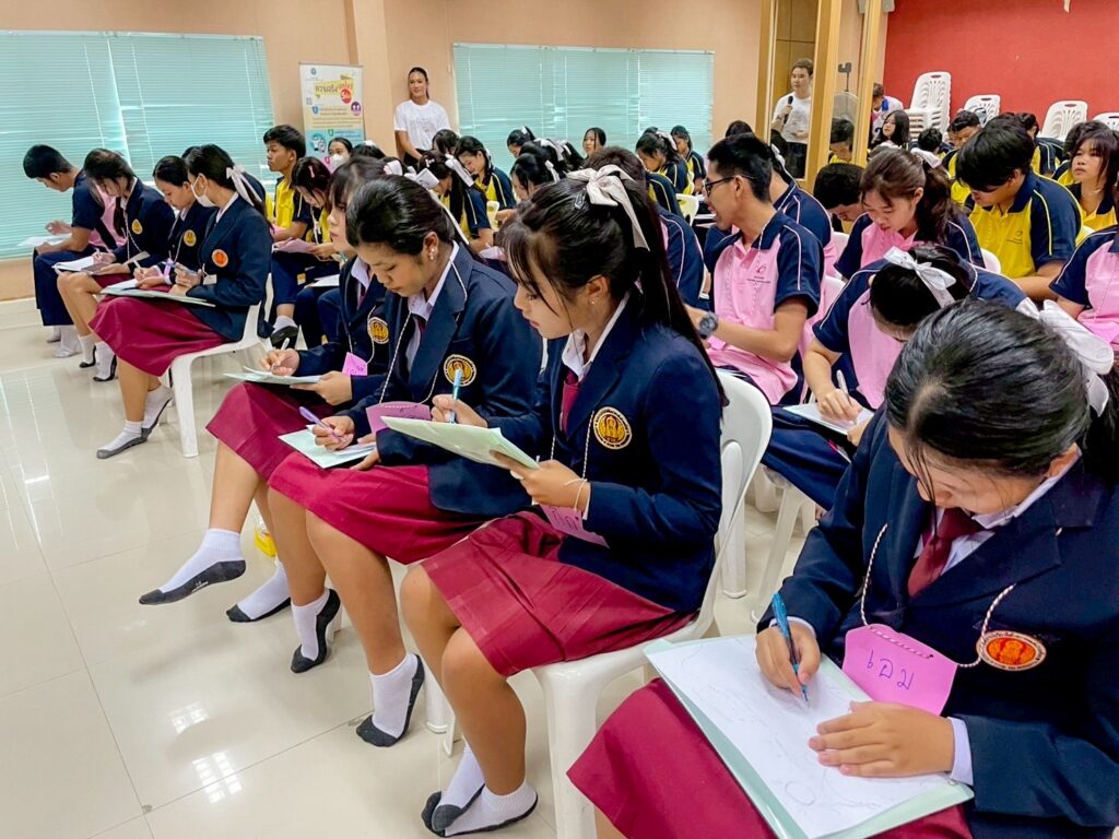 อบรมการให้ความรู้เรื่องยาเสพติดในหัวข้อ “เยาวชนรุ่นใหม่รู้เท่าทัน ห่างไกลยาเสพติด” และ โครงการวัยรุ่นยุคใหม่ห่างไกลโรคติดต่อทางเพศสัมพันธ์